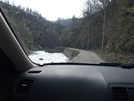 スリル溢れる県道