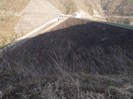 鷲鞍岳遊歩道から堤体を眺める