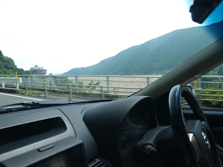 国道257号線からダムを眺める。