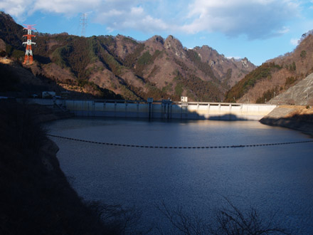 ダム、山、送電線