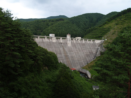 県道からダムを眺める